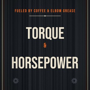 Pu&ograve; includere: Un cartello rettangolare nero con una trama ondulata che presenta il testo FUELED BY COFFEE & ELBOW GREASE in alto, seguito dalle parole TORQUE & HORSEPOWER in grandi lettere color crema, con piccole icone di ingranaggi negli angoli.