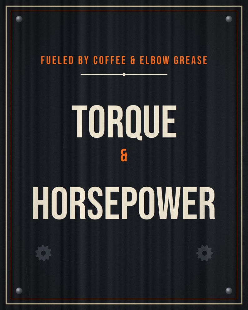 Pu&ograve; includere: Un cartello rettangolare nero con una trama ondulata che presenta il testo FUELED BY COFFEE & ELBOW GREASE in alto, seguito dalle parole TORQUE & HORSEPOWER in grandi lettere color crema, con piccole icone di ingranaggi negli angoli.