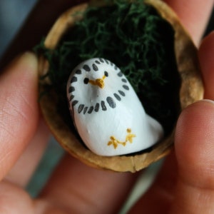 Miniaturowa figurka średniej wielkości sowy śnieżnej - w zestawie pudełko na skorupę orzecha włoskiego!!! - sowa czarodzieja - mała sowa - zwierzątko biurkowe - totem zwierzęcy