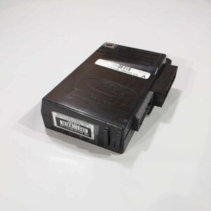 Könnte beinhalten: Schwarzes rechteckiges elektronisches Steuergerät mit Ford-Logo und verschiedenen Etiketten. Das Modul hat einen Anschluss an der Seite und ein Barcode-Etikett. Die Etiketten enthalten "VM AUTOPARTS LLC" und Teilenummern.