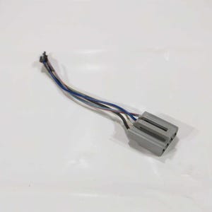 Könnte beinhalten: Ein grauer elektrischer Stecker mit vier angeschlossenen Drähten. Die Drähte sind blau, rot, weiß und schwarz.