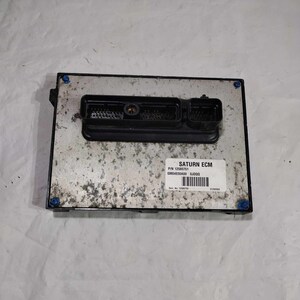 以下が含まれることがあります： 「SATURN ECM」と「P/N 12580751」と「GM#44520400 0J000」が印刷された灰色のサターンECMです。
