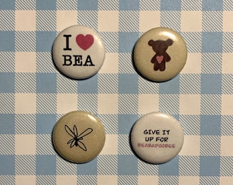 Juego de pines inspirados en Beabadoobee / Botones de 1" / ¡Viene con obsequios!