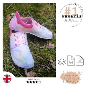 Könnte beinhalten: Ein Paar flache Sneaker mit einem pastellfarbenen Blumenmuster in Rosa, Blau und Weiß sowie rosa Schnürsenkeln. Der Text #1 Fawaris ADULT ist sichtbar, zusammen mit dem Größenbereich 23.0-27.0cm, A4- und US-Letter-Symbolen und vier Sternen.