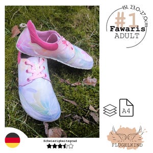 Op de afbeelding: Een paar sneakers met een pastelkleurig bloemenpatroon in roze, blauw en wit. De schoenen hebben roze veters, een roze hielkraag en een witte zool. De tekst op de afbeelding bevat #1 Fawaris ADULT en SL 23,0-27,0cm.