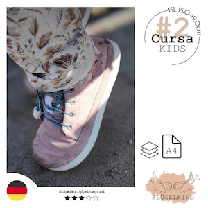 Op de afbeelding: Een roze corduroy sneaker met blauwe elastische veters en een witte zool, gedragen met een legging met patroon. De afbeelding bevat de tekst #2 Cursa KIDS, ISL 15,0-19,0cm, A4 en FLÜGELKIND met een vleugelafbeelding, een Duitse vlag en drie sterren.