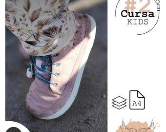 May include: A pink corduroy sneaker with blue elastic laces and a white sole, worn with patterned leggings. The image includes text #2 Cursa KIDS, ISL 15.0-19.0cm, A4, and FLÜGELKIND with a wing graphic, plus a German flag and a three-star difficulty rating.