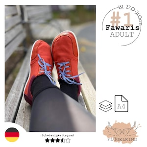 Könnte beinhalten: Ein Paar orangefarbene Stoffschuhe mit hellblauen Schnürsenkeln und dunkelroten Fersenakzenten. Der Text #1 Fawaris ADULT ISL 27,0-31,0cm ist oben rechts zu sehen, zusammen mit einem A4-Papiersymbol und Flügelgrafik mit dem Wort FLÜGELKIND.