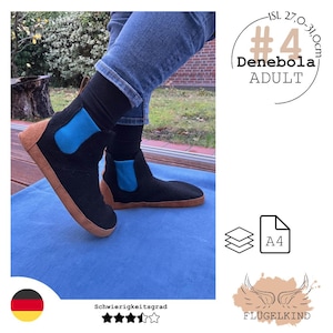 Könnte beinhalten: Schwarze Stiefeletten mit leuchtend blauen elastischen Seiteneinsätzen und einer hellbraunen Sohle. Der Text #4 Denebola ADULT und ISL 27,0-31,0cm ist sichtbar. Die Stiefel haben eine flexible Konstruktion mit runder Zehenpartie und schwarzen Socken.