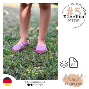 Könnte beinhalten: Ein Paar rosa Slipper mit abgerundeter Spitze und flacher Sohle. Der Text #5 Electra KIDS ISL 19,0-23,0cm ist oben rechts sichtbar. Der Text FLÜGELKIND und eine Grafik mit Flügeln befinden sich unten rechts.