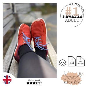 Op de afbeelding: Een paar oranje sneakers met lichtblauwe veters en donkerrode accenten bij de hiel. De tekst #1 Fawaris ADULT ISL 27.0-31.0cm is zichtbaar, samen met iconen voor A4- en US Letter-papierformaten, een vaardigheidsniveau van vier sterren en FLÜGELKIND.