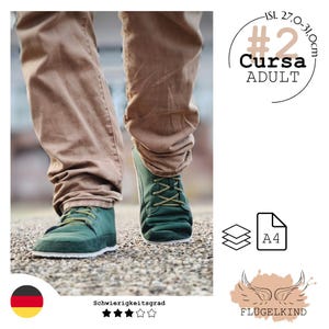 Op de afbeelding: Een paar donkergroene stoffen sneakers met gele veters gedragen met een beige broek. De afbeelding bevat de tekst #2 Cursa ADULT, ISL 27,0-31,0cm, A4 en FLÜGELKIND, samen met een Duits vlagicoon en een moeilijkheidsgraad van drie sterren.
