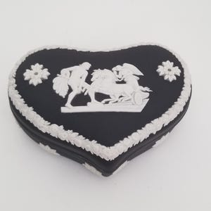 Vintage  Wedgewood Blach Jasperware Jewelry Trinket Box Keepsake in Excellent condition