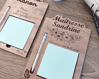 Regalo di fine anno per insegnanti, assistenti scolastici e tate: porta-documenti da scrivania in legno con post-it e matita, personalizzabile con incisione laser - Idea didattica originale