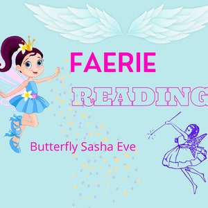Peut inclure: Une fée bleue avec des ailes roses et une couronne répand de la poussière d'étoiles. Le texte "FAERIE READING" est en lettres roses. Sous la fée se trouve le texte "Butterfly Sasha Eve". Une deuxième fée avec des ailes est dessinée en violet sur le côté droit de l'image.