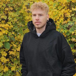 Schwarz Satin Hoodie,Schwarze unisex Kapuzenpullover,dicke warme hoody,satin Kapuzen Sweatshirt. image 3