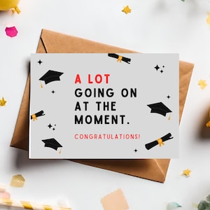 Carte de fin d'études, il se passe beaucoup de choses en ce moment, félicitations diplômé d'université, diplômé du secondaire, promotion Swift Eras de 2024, téléchargement immédiat
