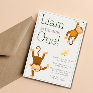 Op de afbeelding: Een witte uitnodigingskaart met groene en bruine tekst en illustraties van apen. De tekst luidt "Liam wordt één!" en bevat details voor een verjaardagsfeest, inclusief datum, tijd, locatie en RSVP-informatie.