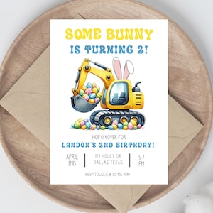 Könnte beinhalten: Ein gelber Bagger mit Hasenohren hält eine Schaufel voller bunter Ostereier. Der Text "Some Bunny is Turning 2!" steht oben auf der Einladung. Der Text "Hop on over for Landon's 2nd Birthday!" steht unter dem Bagger. Datum, Uhrzeit und Adresse sind unter dem Text aufgeführt.