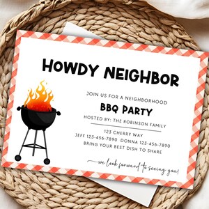 Peut inclure: Une carte d'invitation à carreaux rouges et blancs avec le texte "Howdy Neighbor" et une image de dessin animé d'un barbecue avec des flammes. L'invitation est pour une fête barbecue de quartier organisée par la famille Robinson au 123 Cherry Way. Les numéros de téléphone de Jeff et Donna sont inclus, ainsi que la demande d'apporter un plat à partager.