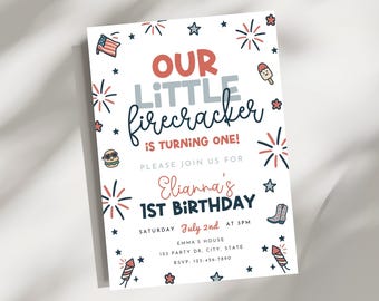 Könnte beinhalten: Eine weiße Einladungskarte mit patriotischem Thema. Der Text "OUR LITTLE firecracker is turning one!" ist in Rot und Blau dargestellt. Die Einladung enthält die Details für Eliannas 1. Geburtstag, mit Feuerwerk und Sternen.