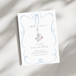 Puede incluir: Tarjeta de invitación blanca con borde azul claro y texto. La tarjeta presenta una ilustración de acuarela de patines de hielo y las palabras "skate on over" en la parte superior. También se incluye el texto "To celebrate Lenora's birthday".