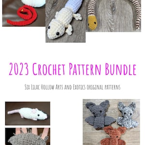 Puede incluir: Un paquete de patrones de crochet con una variedad de patrones de amigurumi de animales, incluyendo una serpiente, un gecko, una rata, un murciélago y un escarabajo. El paquete incluye seis patrones originales de Six Lilac Hollow Arts and Exotics.