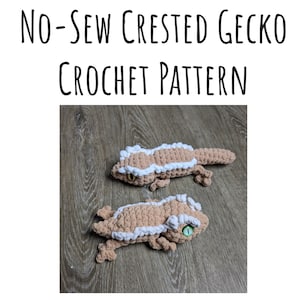 Puede incluir: Dos geckos crestados de crochet, uno marrón con marcas blancas y el otro tostado con marcas blancas, sobre una superficie de madera. El texto "NO-SEW CRESTED GECKO CROCHET PATTERN" está por encima de la imagen.