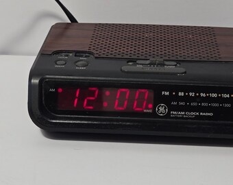 GE vintage FM AM clock radio woodgrain red led display model 7-4613A Black