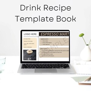 Puede incluir: Un ordenador portátil muestra un libro de plantillas de recetas de bebidas, con el título "Drink Recipe Template Book" en la parte superior. La pantalla muestra una receta de espresso martini. Un vaso de agua, un jarrón con flores y un cuaderno están sobre la superficie blanca.