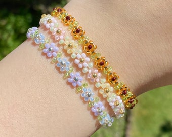 Custom beaded flower bracelet | handmade with multiple colours to choose from! Seed bead bracelet, dainty jewelry, customizable bracelet