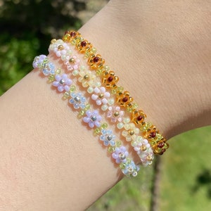 Custom beaded flower bracelet | handmade with multiple colours to choose from! Seed bead bracelet, dainty jewelry, customizable bracelet