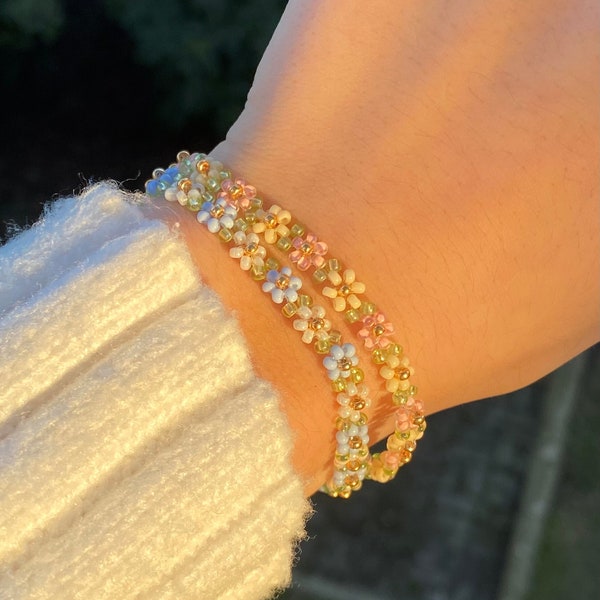 Custom beaded flower bracelet | handmade with multiple colours to choose from! Seed bead bracelet, dainty jewelry, customizable bracelet