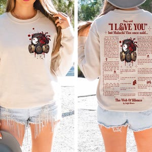 Könnte beinhalten: Beiges Sweatshirt mit einem Gasmasken-Motiv, einem Herz und Blutspritzern. Auf der Rückseite des Sweatshirts steht der Text "They said 'I LOVE YOU' but Malachi Vize once said..." und ein Gedicht. Lässiger Stil.