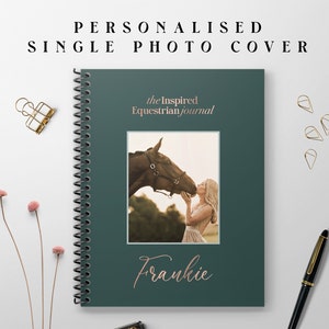 Puede incluir: Un cuaderno de espiral verde con una foto de una mujer besando a un caballo. El cuaderno tiene el texto "the Inspired Equestrian Journal" y el nombre "Frankie" en una fuente cursiva.