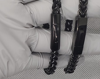 Puede incluir: Dos pulseras de cadena trenzada negra con cierres de metal negro.