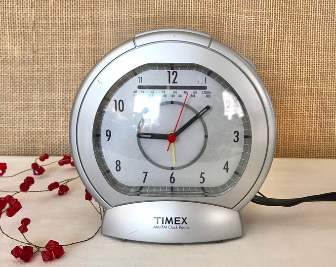 Plug in Electric Vintage Timex Alarm Clock AM FM Radio Clock Bedroom Bedside Table Morning Alarm