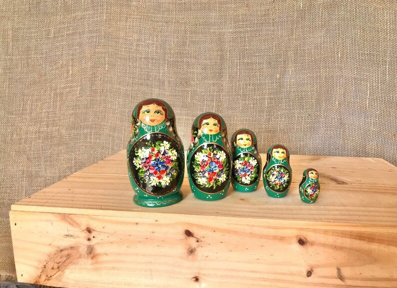 Matryoshka Russian Nesting Dolls Wooden Set of 5 Hand Painted Vintage