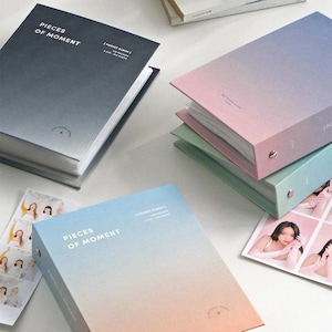 Op de afbeelding: Drie fotoalbums met een verloopkleurendesign. De albums zijn gelabeld met "Pieces of Moment" en "1 Pocket Album".