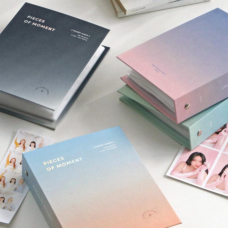 Op de afbeelding: Drie fotoalbums met een verloopkleurendesign. De albums zijn gelabeld met "Pieces of Moment" en "1 Pocket Album".