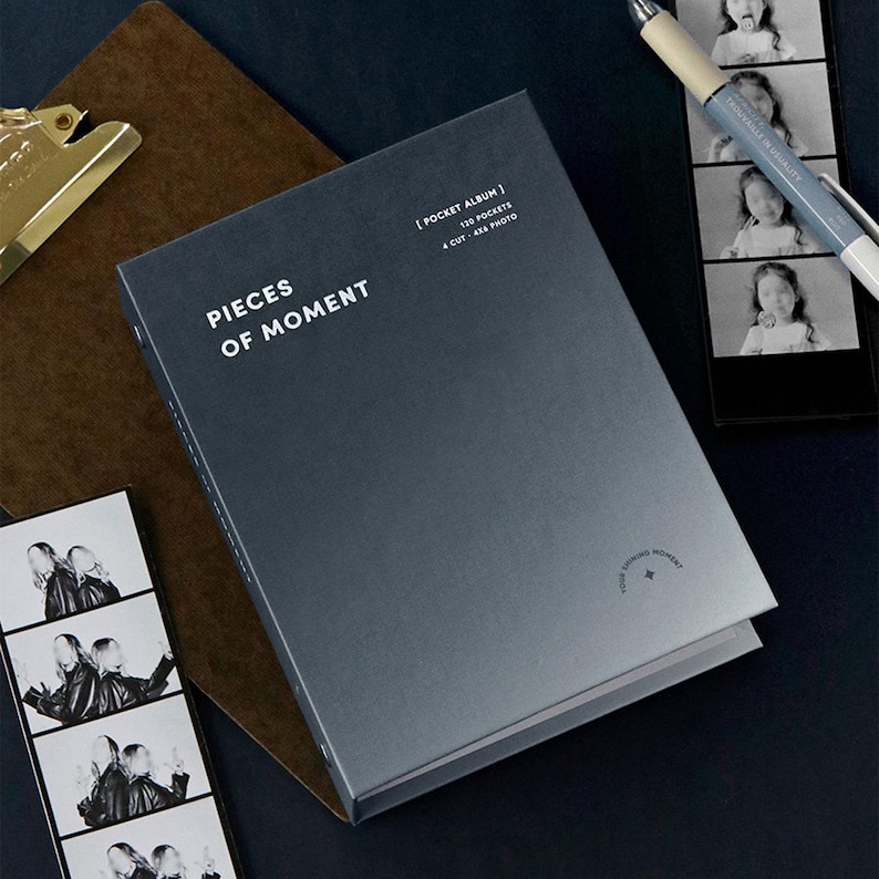 Op de afbeelding: Een grijs fotoalbum met de tekst "Pieces of Moment" en "[Pocket Album] 120 Pockets 4 Cut 4x6 Photo" gedrukt op de voorkant.
