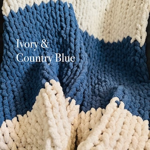 Hand-Knitted Chunky Knit Blanket: Custom Color, Cozy Throw