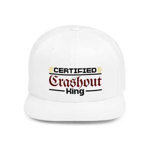 Può includere: Cappellino da baseball bianco a visiera piatta con la scritta "CERTIFIED Crashout King" in lettere bordeaux e nere. Il testo è centrato sul davanti, con un elemento decorativo dorato sopra "CERTIFIED".
