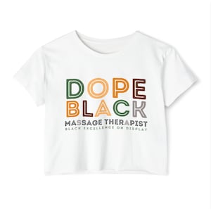 Op de afbeelding: Wit gecropped T-shirt met de tekst "Dope Black Massage Therapist Black Excellence On Display" in kleurrijke blokletters.