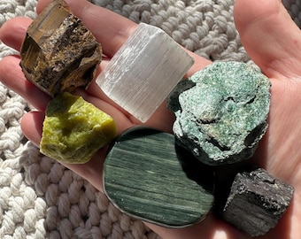 Forest Floor Crystal Kit | Grounding | Green Opal, Fuchsite, Tiger’s Eye, Black Tourmaline, Selenite | Crystal Set Gift | Crystal Bundle