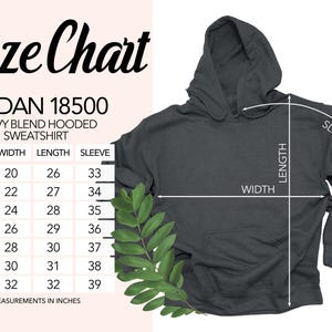 Op de afbeelding: Een donkergrijze hoodie met een maattabel. De tabel geeft de afmetingen in inches voor breedte, lengte en mouw voor de maten S tot en met 4XL. De hoodie is een Gildan 18500 Heavy Blend.