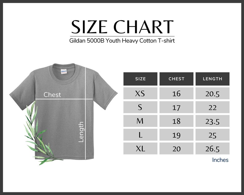 Op de afbeelding: Een grijs Gildan 5000B Youth Heavy Cotton T-shirt met een maattabel. De tabel toont borst- en lengtematen in inches voor maten XS tot XL. Een takje groene bladeren staat links.