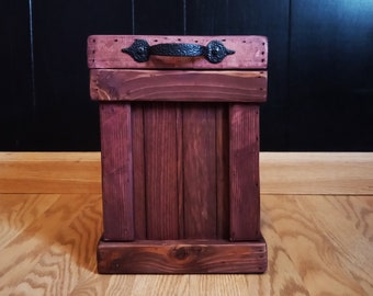Poubelle rustique en bois de récupération : finition bordeaux, quincaillerie noire