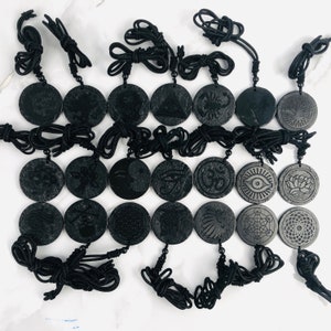 Vários pingentes de Shungite amuletos gravados | Escolha o seu próprio | 21 estilos diferentes | Tamanho 1,55 polegadas | Pedra de shungite russa autêntica