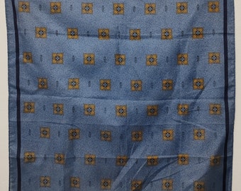 Y Homme Yukii Tori mouchoir mini écharpe bandana pochette de costume en coton couleur bleu acier monogramme
